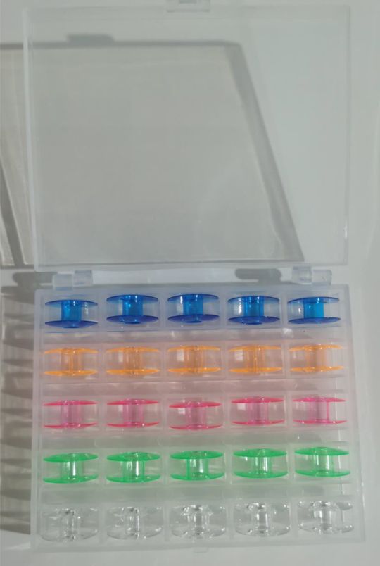 Műanyag varrógéporsó szett dobozban